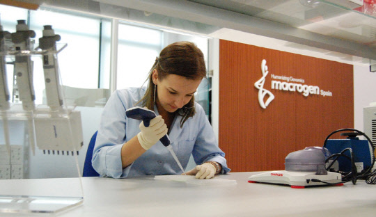 마크로젠 스페인지사 연구원이 유전체 분석을 위한 연구를 진행하고 있다.(마크로젠 제공)